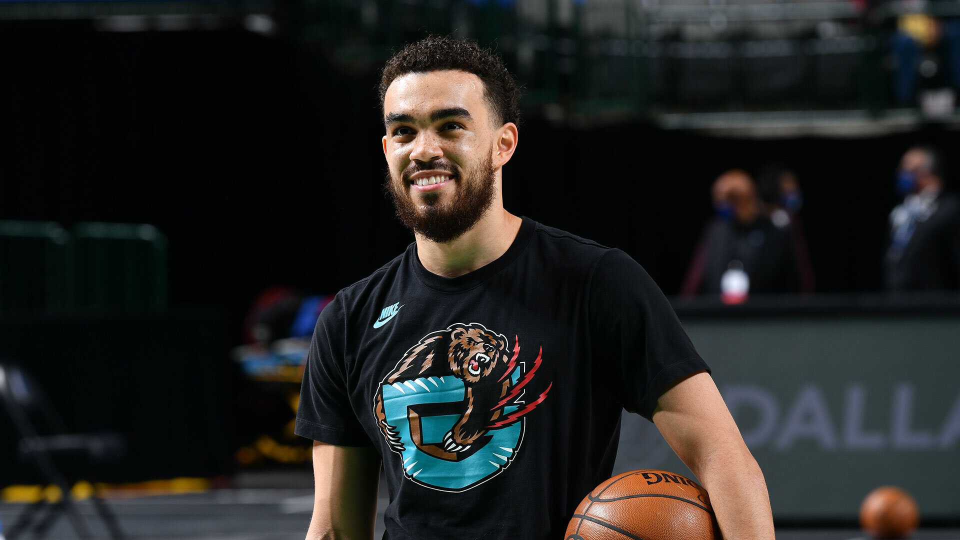 On this episode of Just Grizzlies, Kelcey Wright Johnson is joined by Grizzlies’ guard Tyus Jones. The duo talk about Tyus’ experience playing in a playoff atmosphere, how it’s been different this year, and how he’s…
