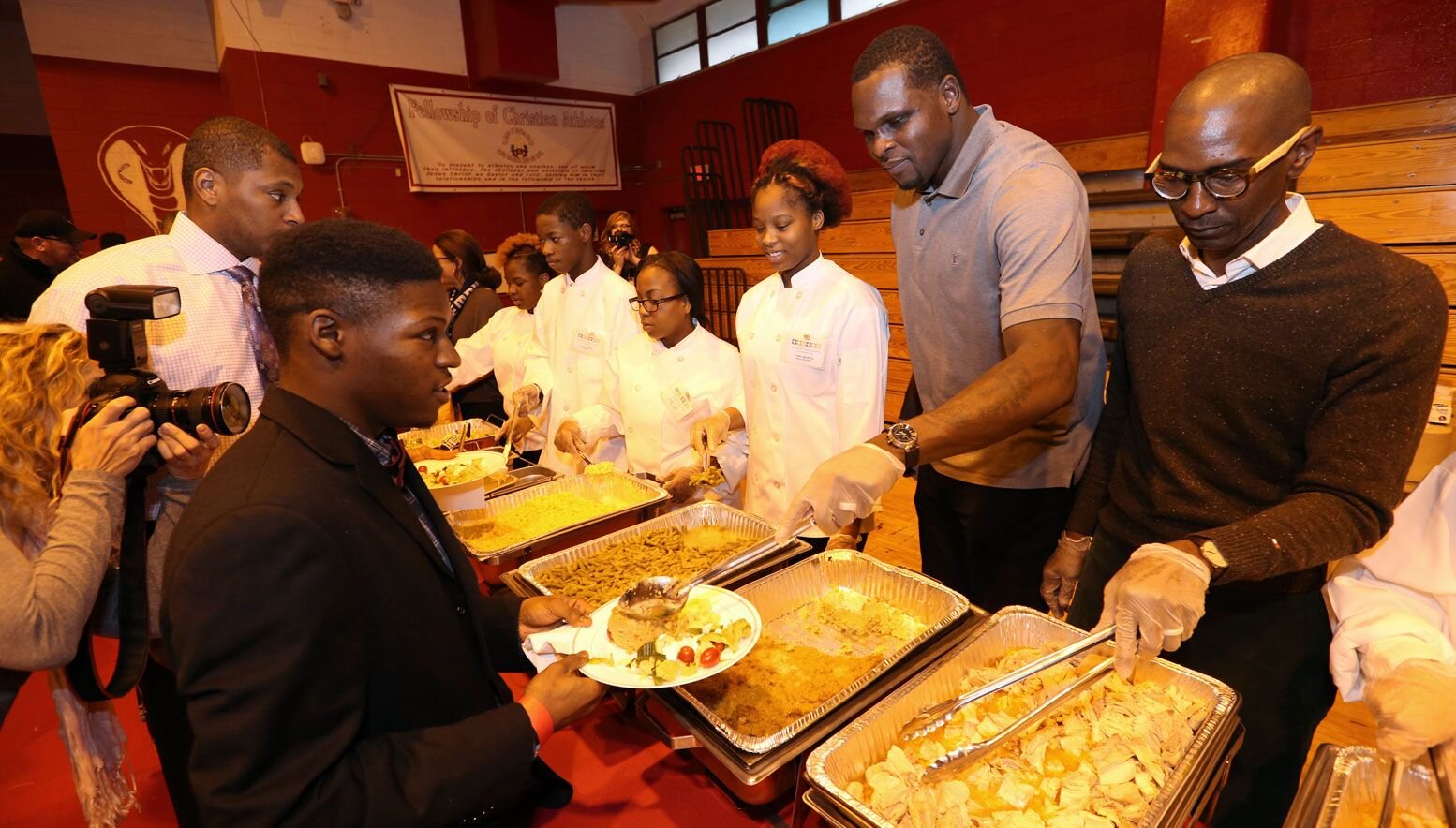 Zach Randolph and Elliot Perry serving food