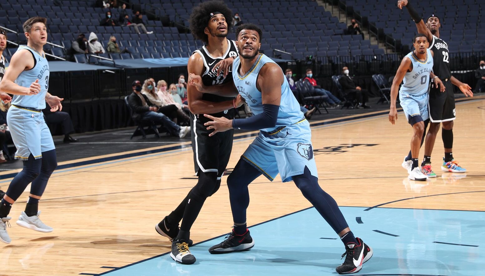 Xavier Tillman boxing out Jarrett Allen