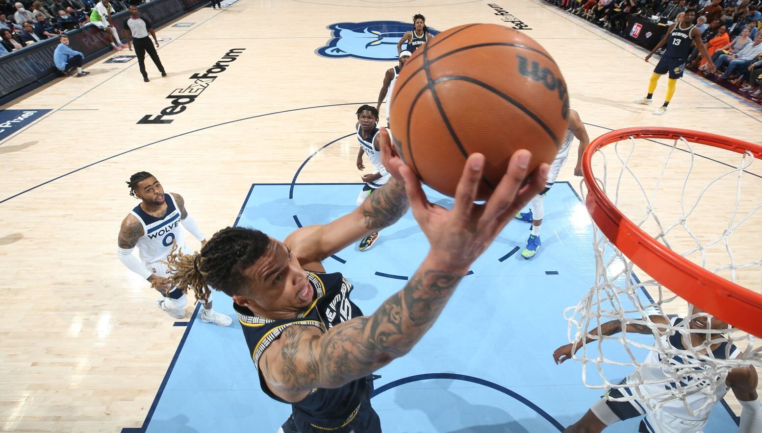 Xavier Tillman dunks the ball