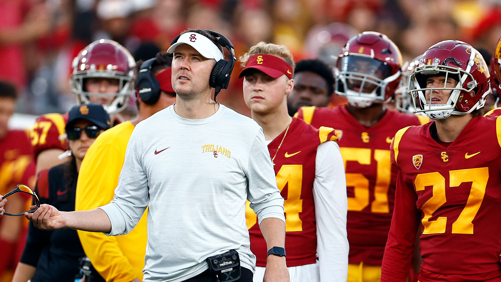 LOS ANGELES, CALIFORNIA - OCTOBER 08:   Head coach Lincoln Riley of the USC Trojans in the second quarter against the Washington State Cougars at United Airlines Field at the Los Angeles Memorial Coliseum on October 08, 2022 in Los Angeles, California. Photo by Ronald Martinez/Getty Images