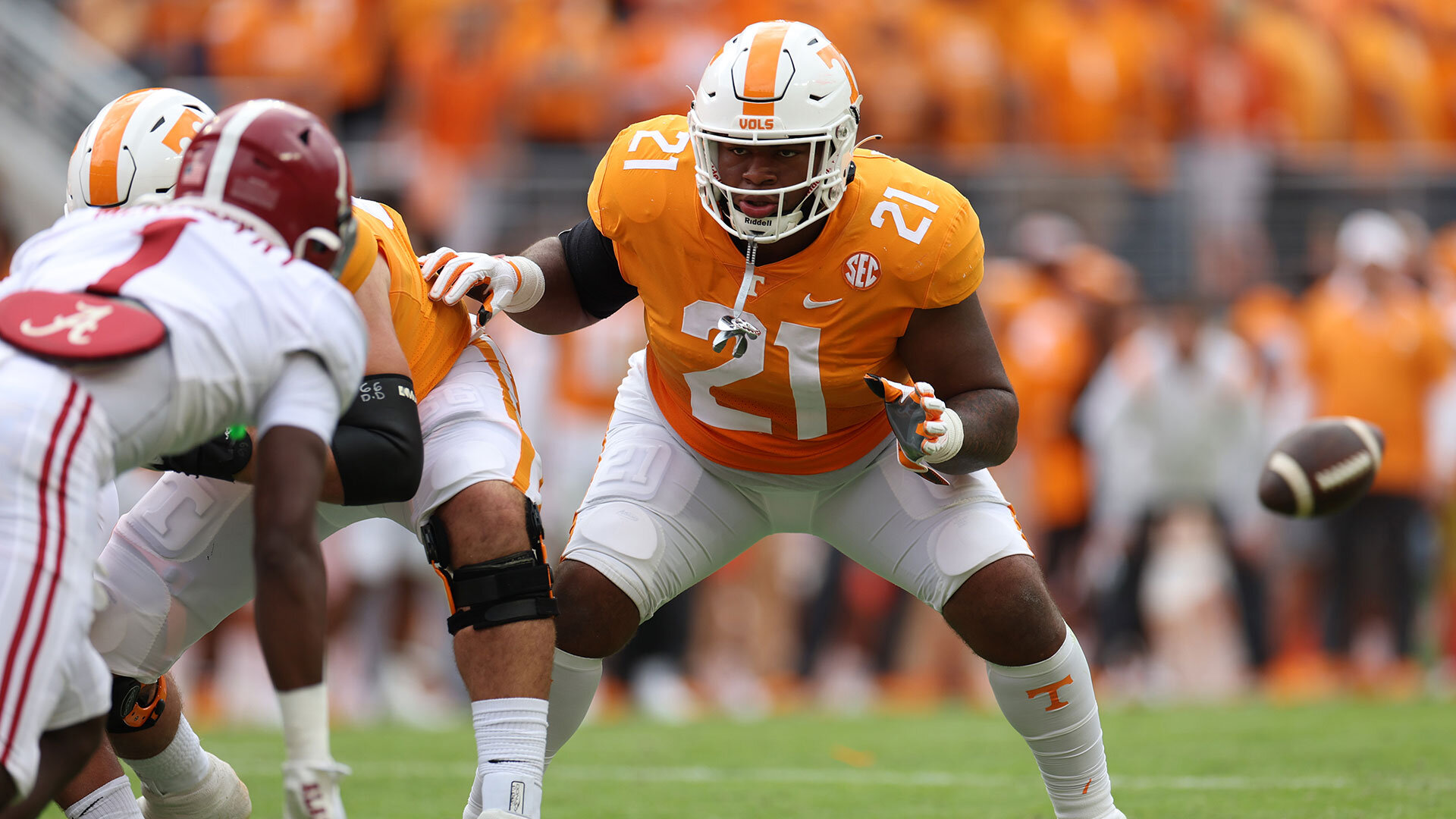 KNOXVILLE, TENNESSEE - OCTOBER 15: Defensive lineman Omari Thomas #21 of the Tennessee Volunteers lines up against the Alabama Crimson Tide at Neyland Stadium on October 15, 2022 in Knoxville, Tennessee. Tennessee won the game 52-49. Photo by Donald Page/Getty Images