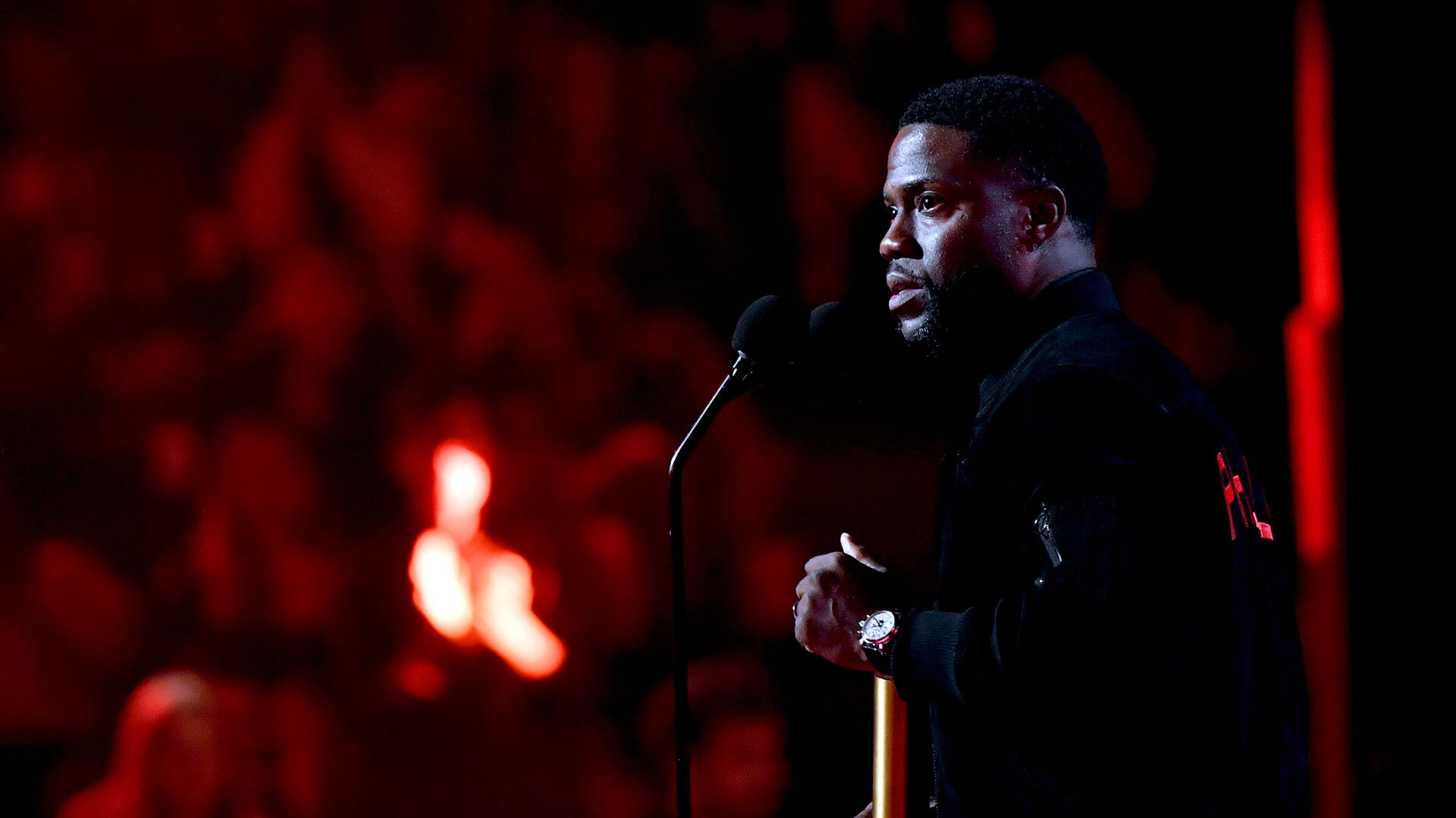 Kevin Hart accepts The Comedy Act of 2019 award on stage during the 2019 E! People's Choice Awards