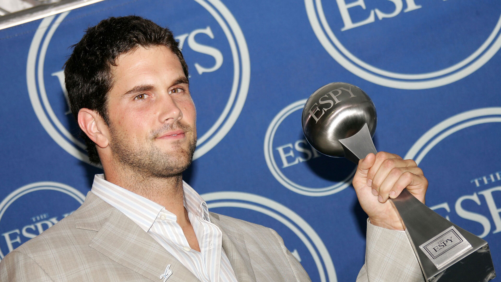 HOLLYWOOD - JULY 12:  Football player Matt Leinart poses in the press room with the award for 'Best Game' at the 2006 ESPY Awards at the Kodak Theatre on July 12, 2006 in Hollywood, California.  (Photo by Frazer Harrison/Getty Images)