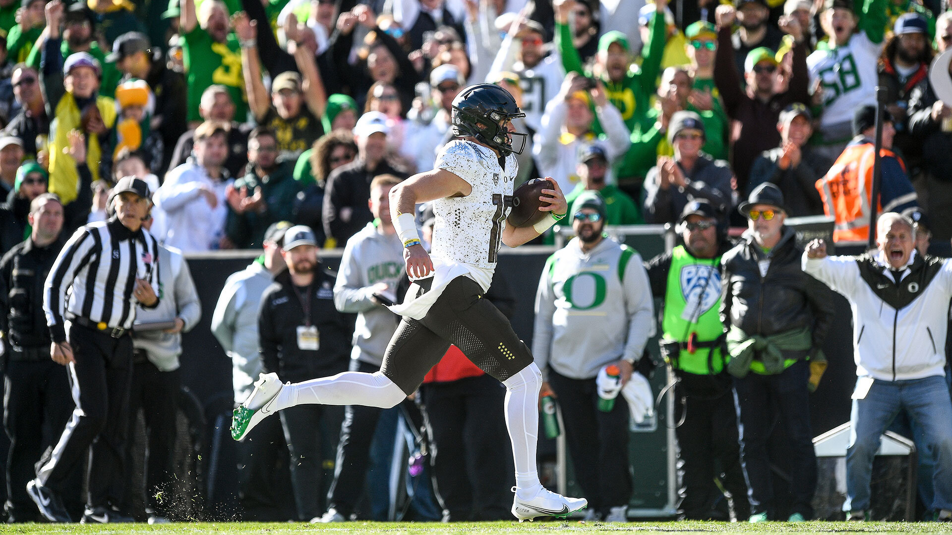 BOULDER, CO - NOVEMBER 5: Quarterback Bo Nix #10 of the Oregon Ducks carrties the ball after a catch for a first quarter touchdown against the Colorado Buffaloes at Folsom Field on November 5, 2022 in Boulder, Colorado. (Photo by Dustin Bradford/Getty Images)