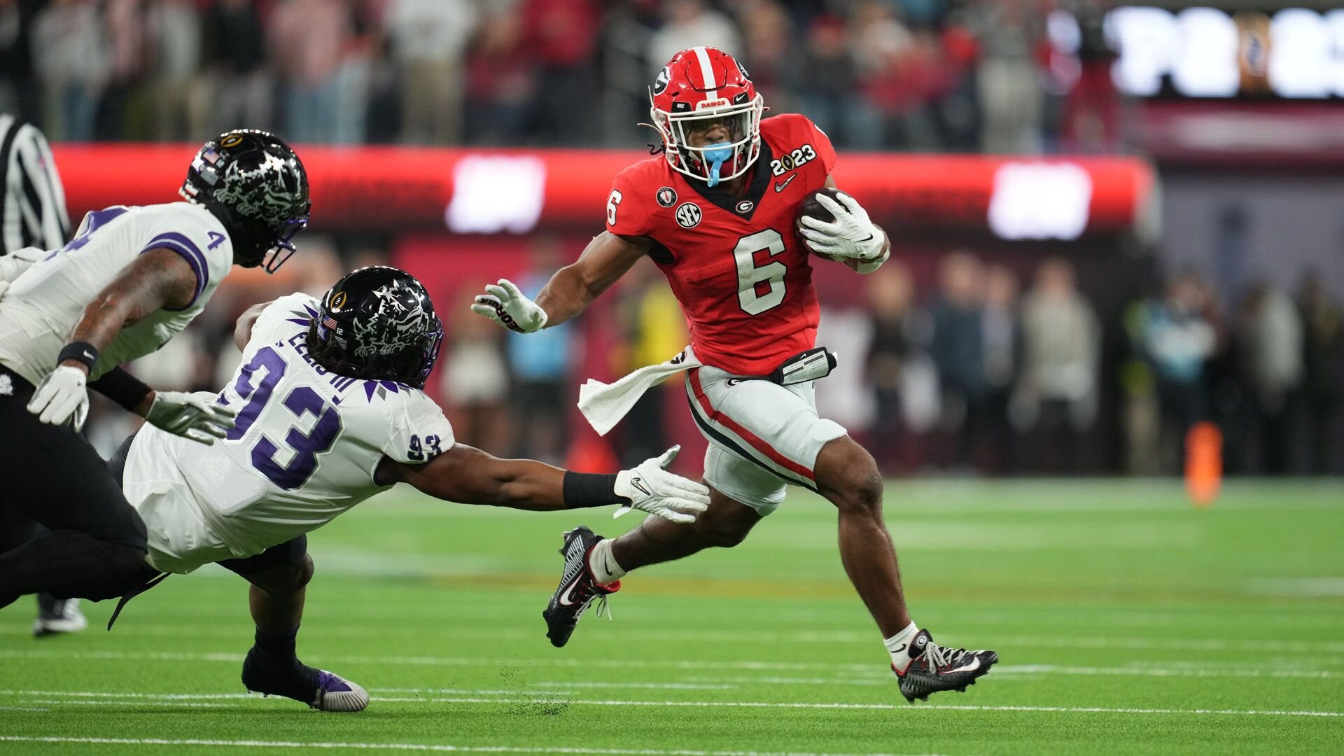 INGLEWOOD, CA - JANUARY 09: Georgia Bulldogs running back Kenny McIntosh (6) runs with the ball during the Georgia Bulldogs game versus the TCU Horned Frogs in the College Football Playoff National Championship game on January 9, 2023, at SoFi Stadium in Inglewood, CA. (Photo by Robin Alam/Icon Sportswire via Getty Images)