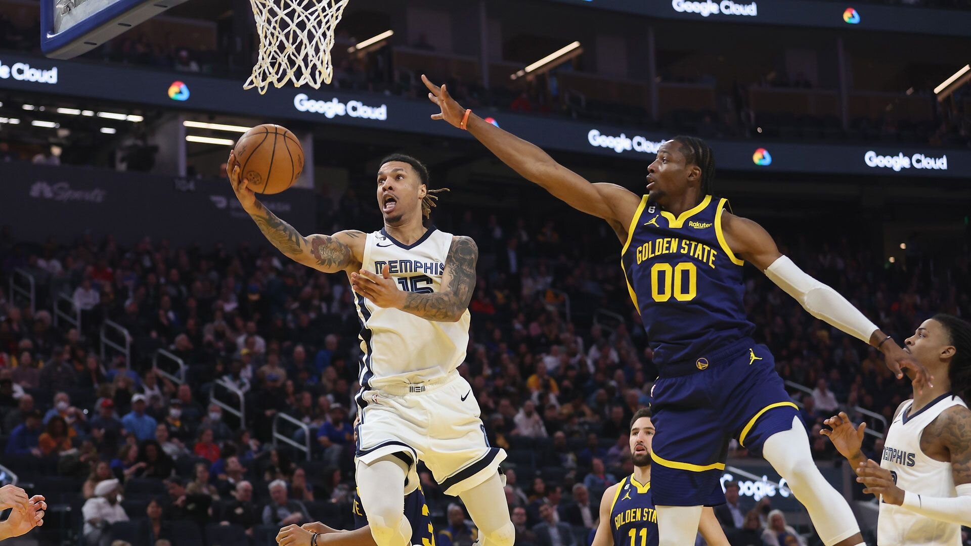 SAN FRANCISCO, CALIFORNIA - JANUARY 25: Brandon Clarke #15 of the Memphis Grizzlies goes to the basket against Jonathan Kuminga #00 of the Golden State Warriors in the second quarter at Chase Center on January 25, 2023 in San Francisco, California.