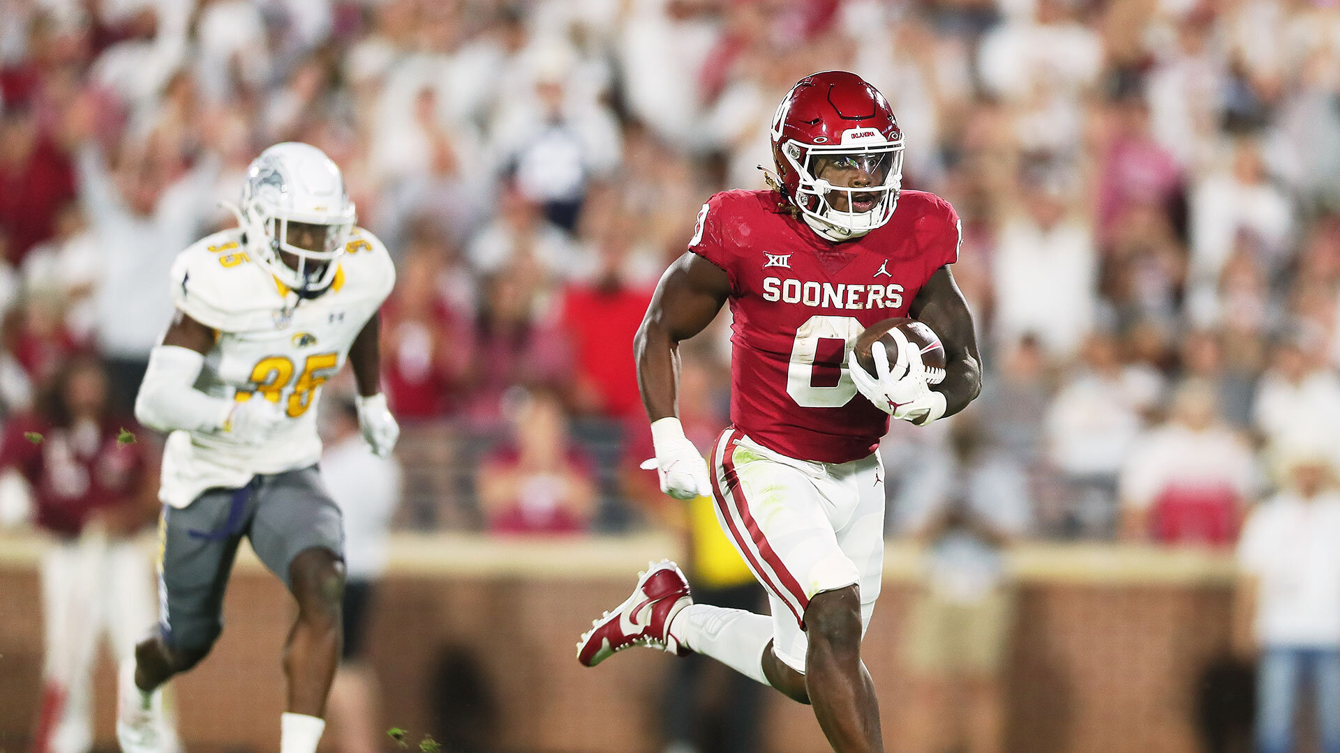 Oklahoma Sooners RB Eric Gray (00) makes long run during a game between the Oklahoma Sooners and the Kent State Golden Flashes