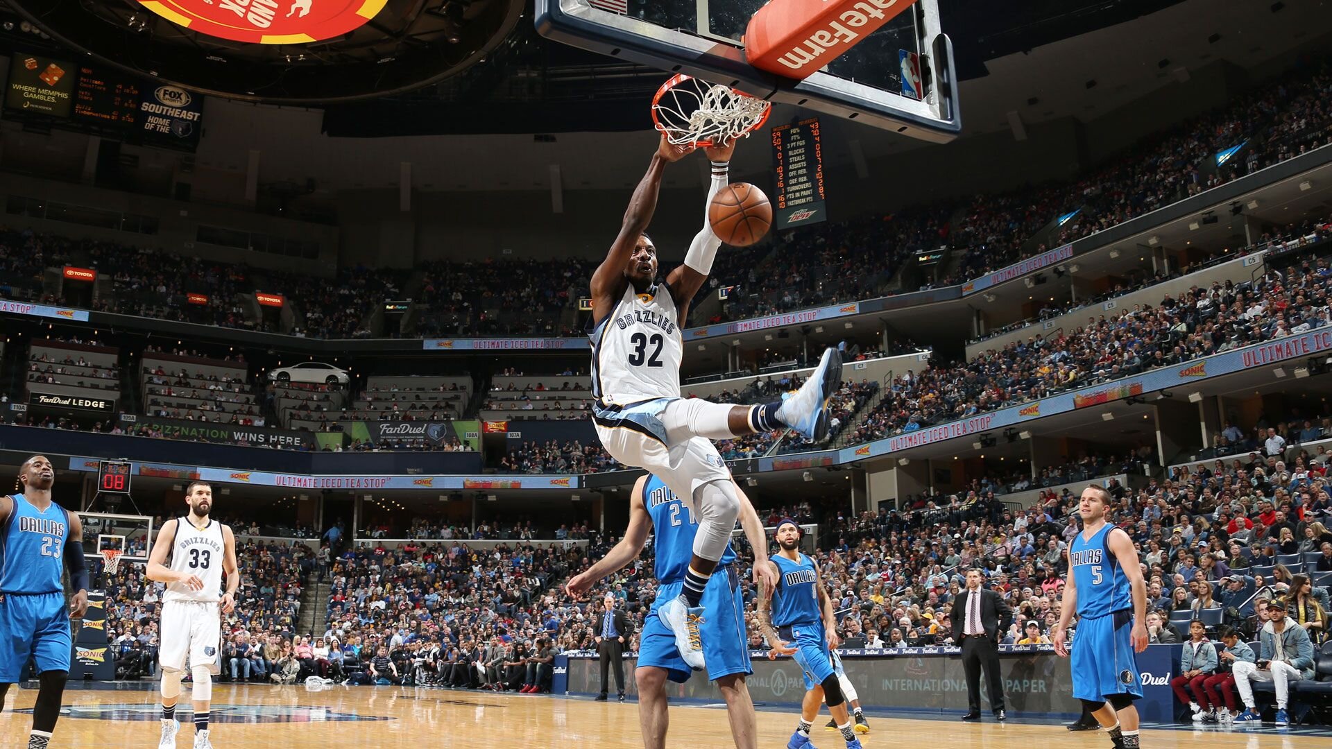 MEMPHIS, TN - FEBRUARY 6: Jeff Green #32 of the Memphis Grizzlies dunks against the Dallas Mavericks on February 6, 2016 at FedExForum in Memphis, Tennessee.