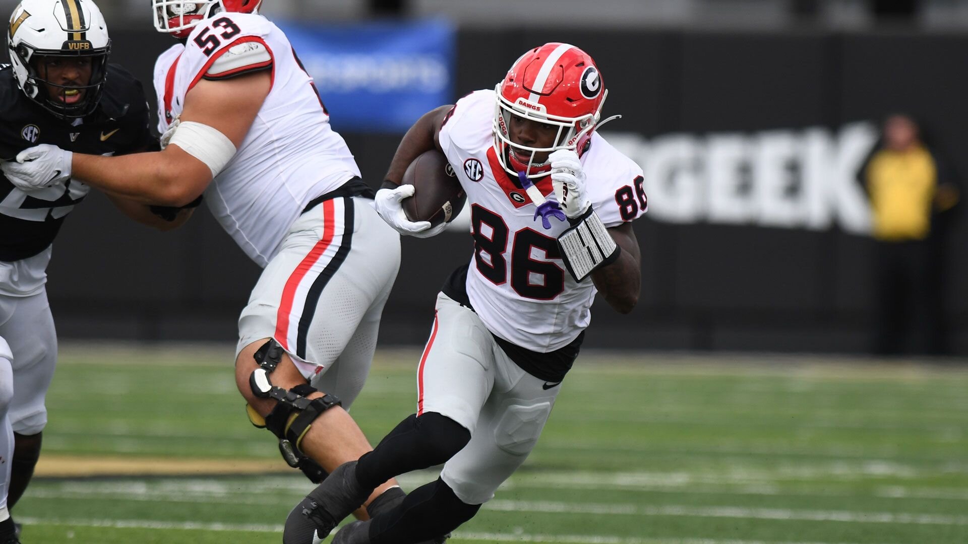 NASHVILLE, TN - OCTOBER 14: Georgia Bulldogs Wide Receiver Dillon Bell (86) rushes the ball during the college football game between the Georgia Bulldogs and the Vanderbilt Commodores on October 14, 2023, at FirstBank Stadium in Nashville, TN. (Photo by Jeffrey Vest/Icon Sportswire via Getty Images)